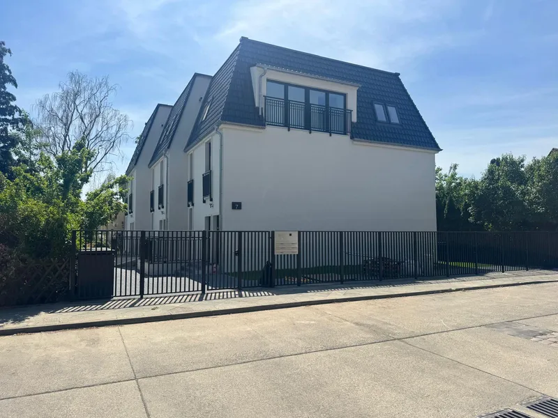 Stilvolle 4-Raum-DG-Wohnung mit gehobener Innenausstattung mit EBK in Berlin Buckow (Neukölln) — photo 1
